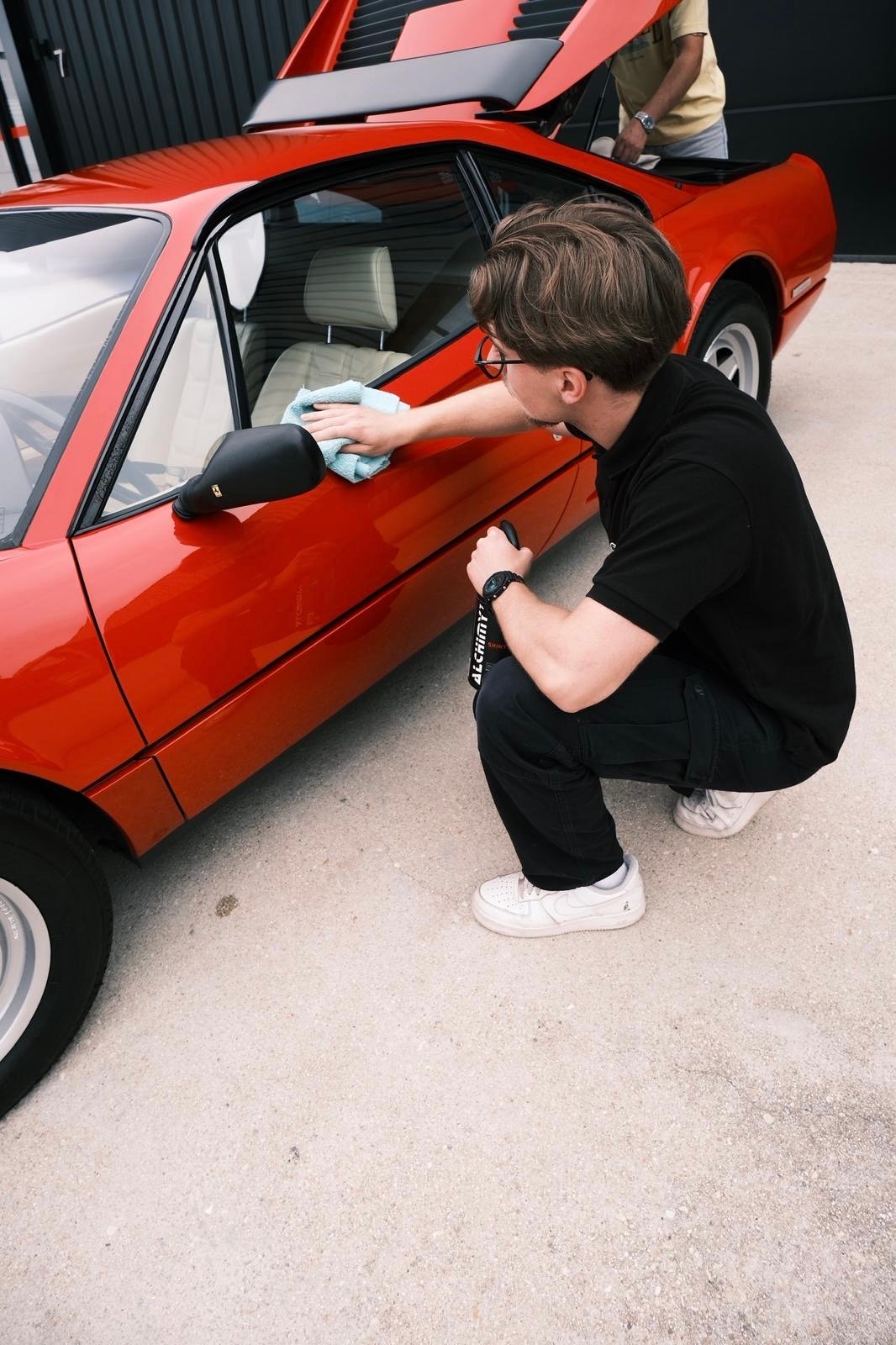 Théo Baptiste polit une Ferrari